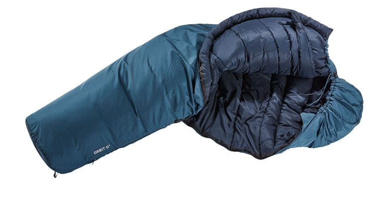 Тёплый мужской рюкзак Deuter, идеальный для активного отдыха, походов и путешествий, с удобными карманами для одежды и обуви.