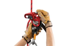 Изображение спускового устройства Petzl I'D L для активного отдыха, альпинизма, скалолазания, туристических походов и горных путешествий, подходящее для интернет-магазина товаров для активной жизни