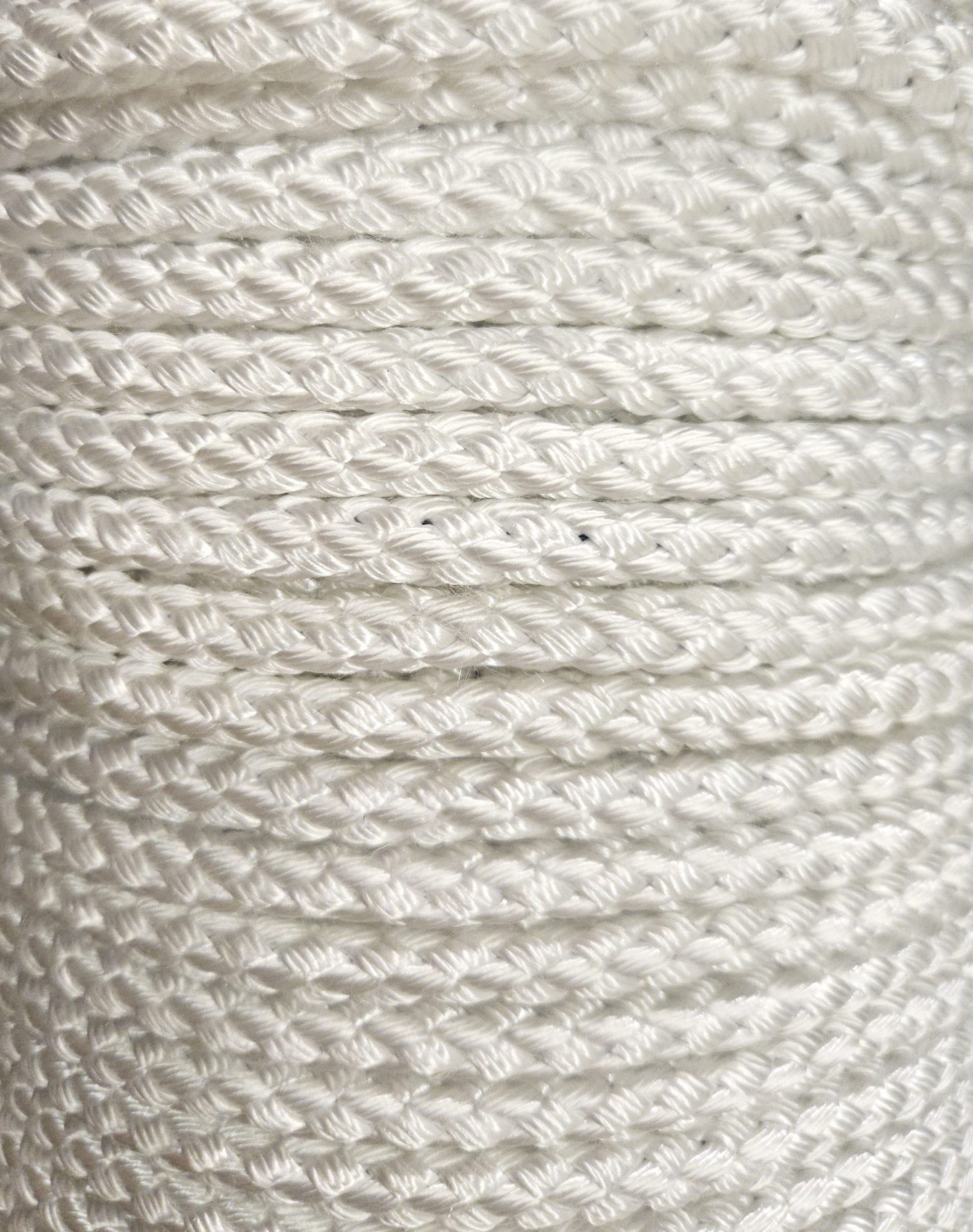 лицо счастливого человека на яхте, одетого в стильную одежду для активного отдыха, с фоном моря и гор, идеально подходящая для путешествий, походов и альпинизма