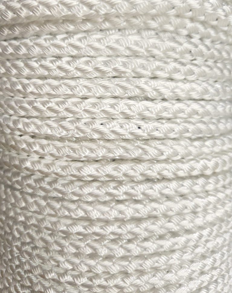 лицо счастливого человека на яхте, одетого в стильную одежду для активного отдыха, с фоном моря и гор, идеально подходящая для путешествий, походов и альпинизма