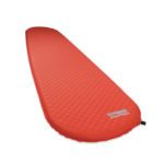 Рука, держащая коврик для активного отдыха Therm-a-rest Prolite Plus Regular, подходит для походов, горных путешествий, спортивной одежды и обуви для активного образа жизни, туристов и любителей путешествий