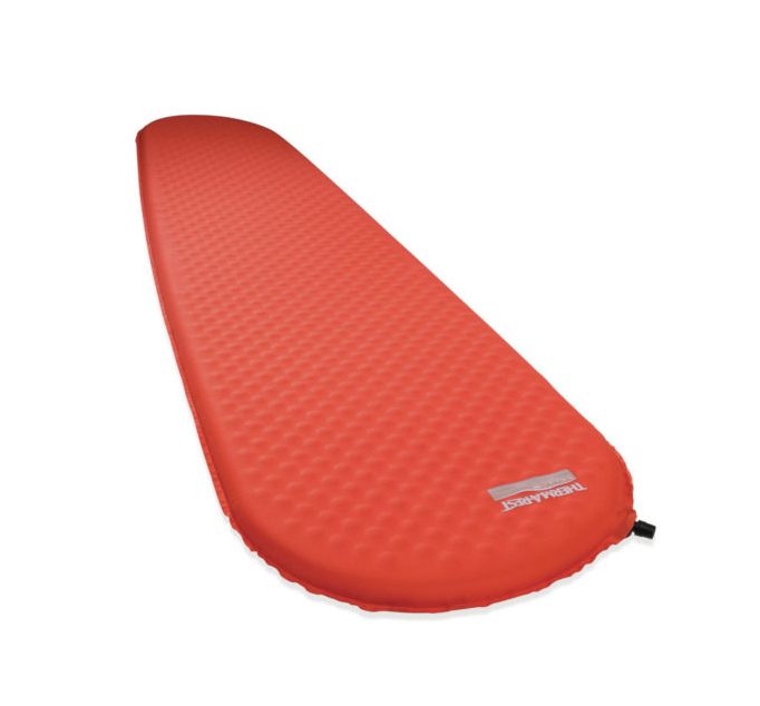 Рука, держащая коврик для активного отдыха Therm-a-rest Prolite Plus Regular, подходит для походов, горных путешествий, спортивной одежды и обуви для активного образа жизни, туристов и любителей путешествий