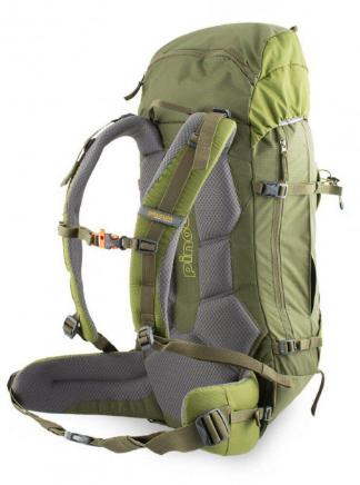 Изображение пингвина на фоне скал, идеально подходит для онлайн-магазина экипировки для активного отдыха, включая одежду, обувь, hiking, альпинизм и путешествия