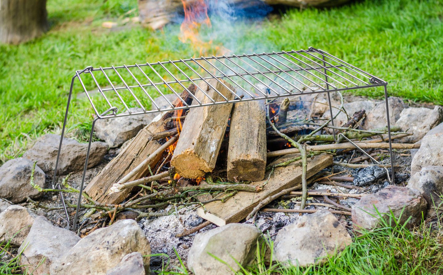 Тележка для активного отдыха с решеткой гриль BasicNature Folding grill XL для походов и путешествий товары для походов и активного образа жизни