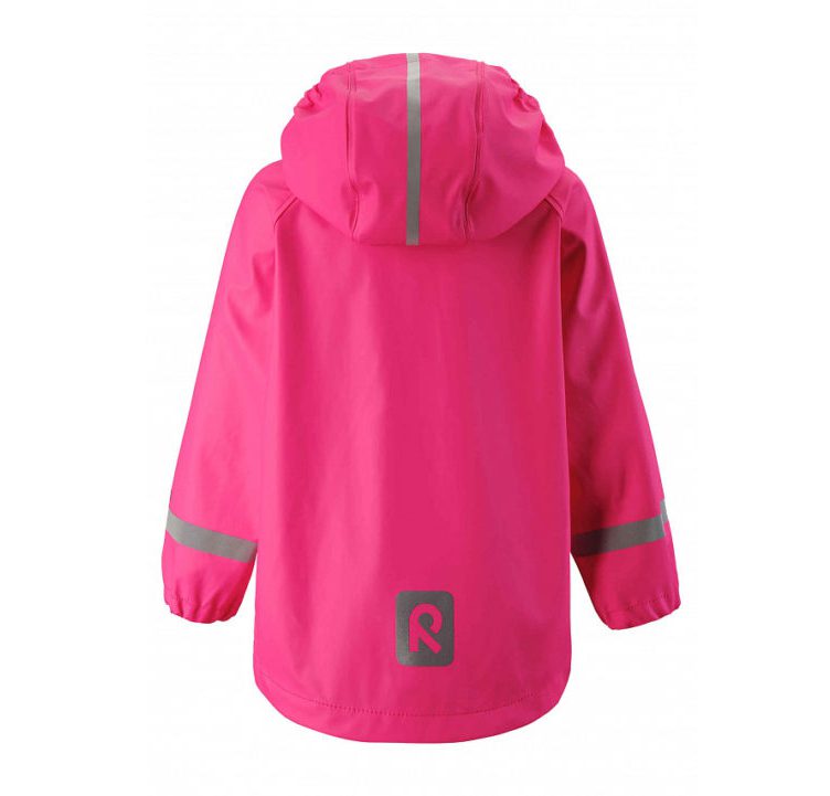 Девочка в ярко-розовом дождевике на прогулке в парке с удобной обувью для активного отдыха, демонстрирующая стильную одежду для путешествий и активной жизни.