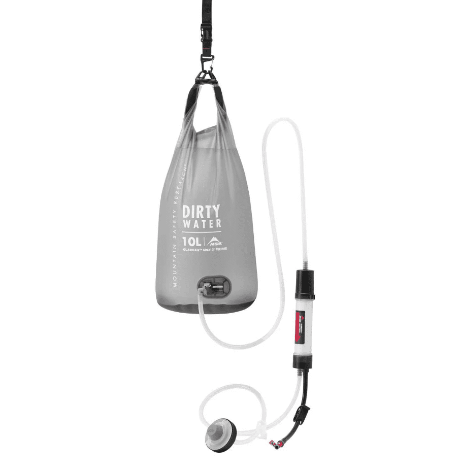 Рука держащая фильтр для воды MSR Guardian Gravity Purifier, туристическое снаряжение для активного отдыха, походов и путешествий, обувь и одежда для активной жизни