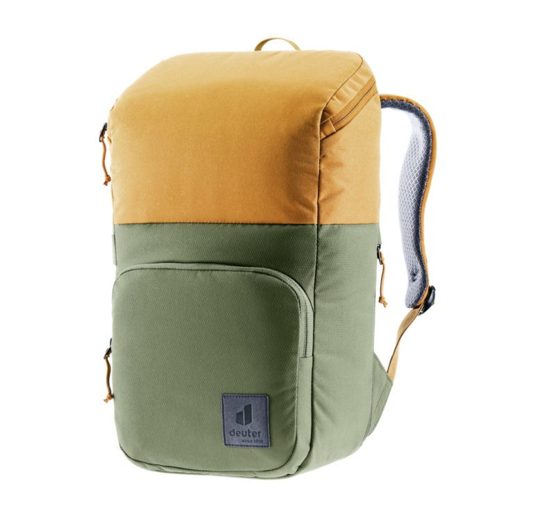 Фото рюкзака Deuter Overday 15 в кэжуал стиле для активного отдыха, походов и путешествий, подходящего для носки с одеждой и обувью для хайкинга, альпинизма и туристических приключений в онлайн магазине товаров для активной жизни