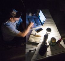 Фонарь Goal Zero Lighthouse Core для активного отдыха, походов и путешествий с одеждой и обувью для туризма и скалолазания