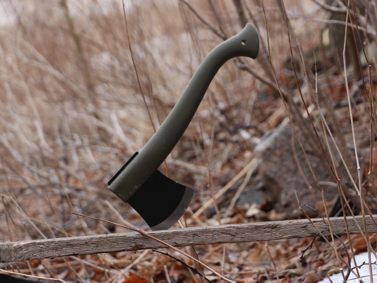 Легкий туристический топор Mora в военном зеленом цвете для активного отдыха походов путешествий и альпинизма с одеждой и обувью для активной жизни