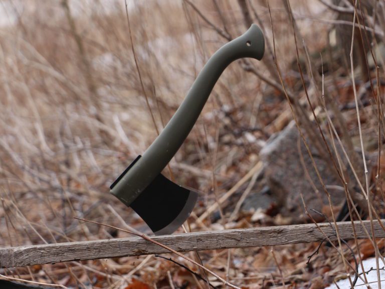 Легкий туристический топор Mora в военном зеленом цвете для активного отдыха походов путешествий и альпинизма с одеждой и обувью для активной жизни