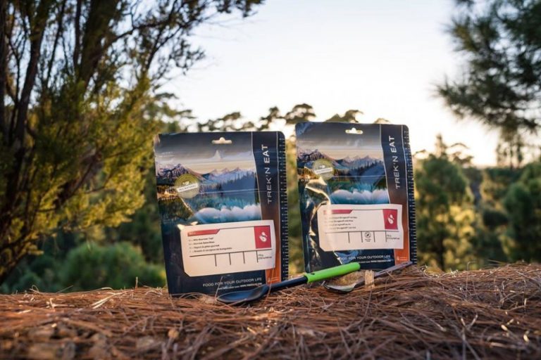 Пикник на природе с картофельным рагу говядиной и фасолью для любителей активного отдыха, путешествий и походов по туристическим маршрутам, удобная одежда и обувь для альпинизма и туризма