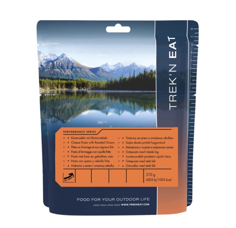 Активная одежда и обувь для туризма и альпинизма на фоне макарон с сыром и жареным луком, товары для путешествий и активного отдыха в онлайн магазине