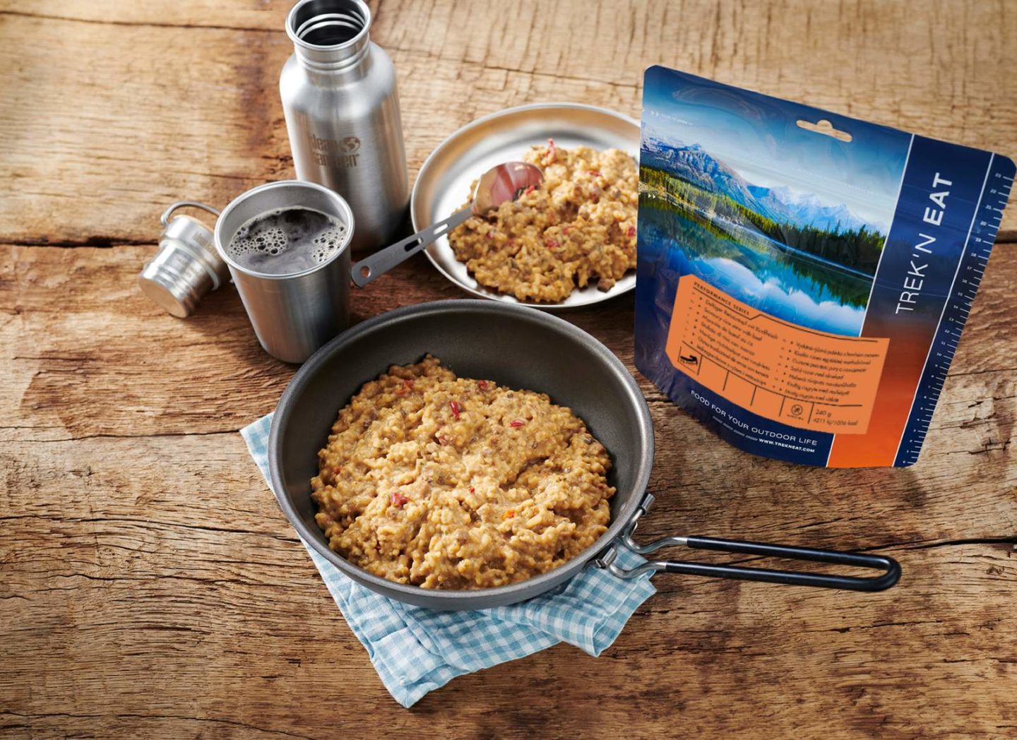 Изображение на странице с сырным рисовым рагу с говядиной для активного отдыха походов и путешествий с обувью и одеждой для туризма и альпинизма