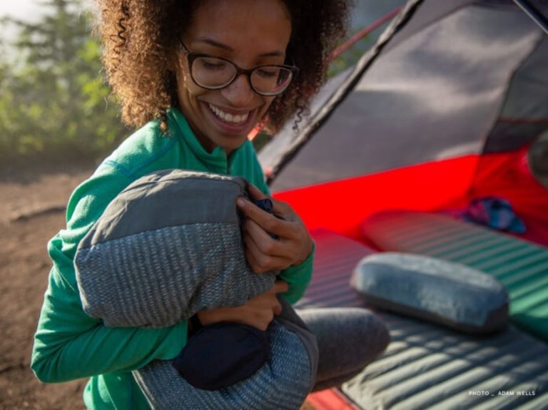 Подушка Therm-A-Rest Airhead Lrg в синюю ткань для активного отдыха путешествий и альпинизма в интернет-магазине с экипировкой для туризма и восхождений