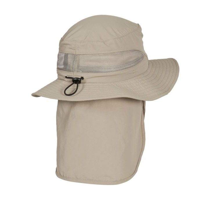 Камера снята с мягкой beige курткой Ternua Kliluk для активного отдыха, походов, альпинизма и путешествий, подходящей для онлайн-магазина товаров для активной жизни