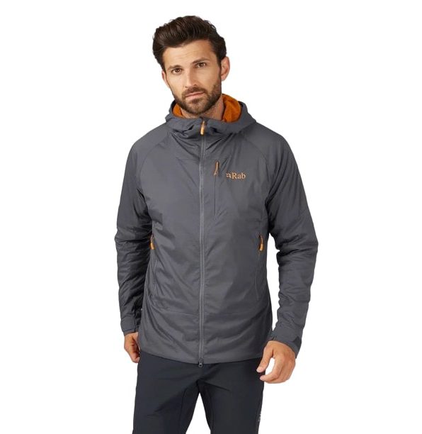 Рука в лыжной перчатке с зимней активной одеждой и обувью для походов и альпинизма на фоне гор, идеально подходит для онлайн-магазина активной жизни, одежды, обуви, походов, альпинизма и путешествий, Куртка Rab Summit VR Mns deep ink