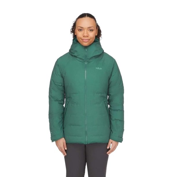 Рекламное изображение пуховика Rab Valiance Waterproof Down для активного отдыха, походов, путешествий и горных восхождений в зеленом оттенке для магазинов одежды и обуви для активного образа жизни