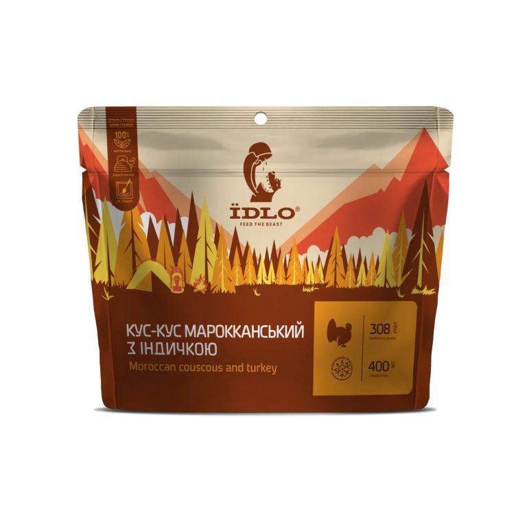 Кус-кус марокканский с индейкой на фоне одежды и обуви для активного отдыха, туристическая экипировка, обувь для походов и путешествий для любителей активного образа жизни