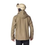 Там приятно одетая женщина в куртке Rossignol SKPR 3L Ayr Mns dune для активного отдыха, походов и путешествий, спортивной одежды и обуви для альпинизма, горного туризма и активного образа жизни