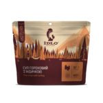 Активная одежда и обувь для походов, туризма и путешествий на фоне гор и природы для онлайн магазина спортивных товаров IDLO с супом из гороха и индейки