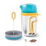 Комплект для путешествий BioLite KettlePot и набор для кофе на фоне активной одежды и обуви для активного образа жизни и походов в онлайн магазине