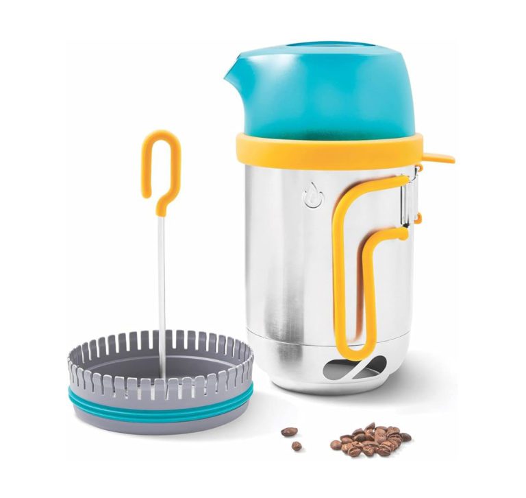 Комплект для путешествий BioLite KettlePot и набор для кофе на фоне активной одежды и обуви для активного образа жизни и походов в онлайн магазине