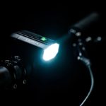 Компактный налобный фонарь Lezyne Micro Drive 800+ для активного отдыха, туризма, походов, альпинизма и путешествий, аксессуары для профессиональных и любительских активностей в походах и пеших прогулках