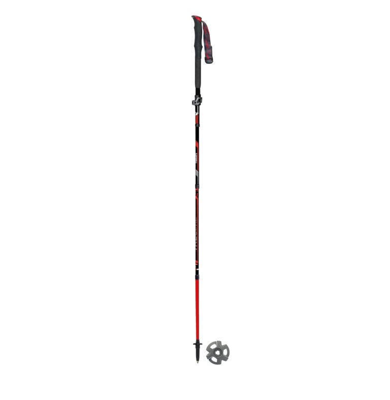 Группа туристов на вершине горы, одетых в активную одежду и обувь для путешествий и хайкинга, с рюкзаками и альпенштоком, готовящихся к дальнейшему восхождению.