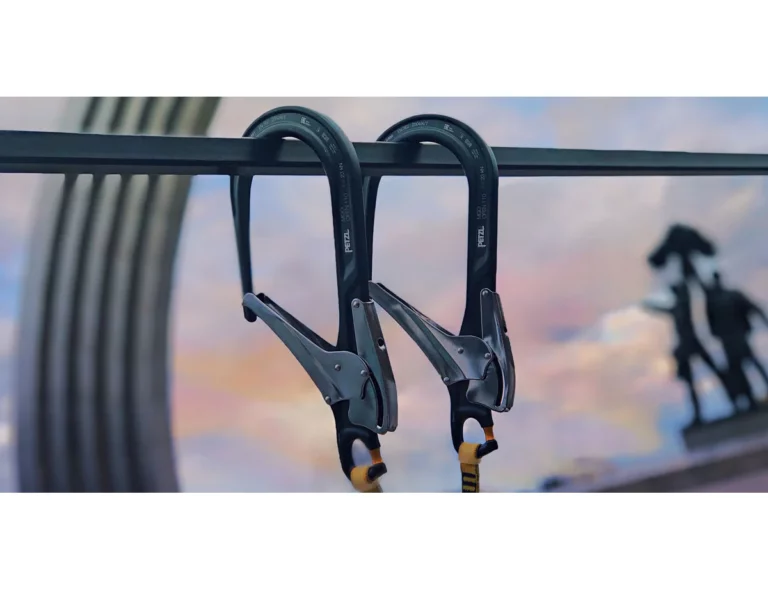 Карабин Petzl MGO для активного отдыха, альпинизма и туризма, идеален для outdoor-одежды и оборудования.