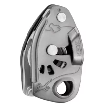 Легкий серый рюкзак Petzl для активного отдыха, идеально подходит для туризма, альпинизма и путешествий.