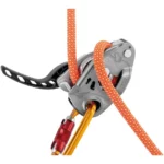 Удобные светло-серые ботинки Petzl Neox для активного отдыха, походов, альпинизма и путешествий.
