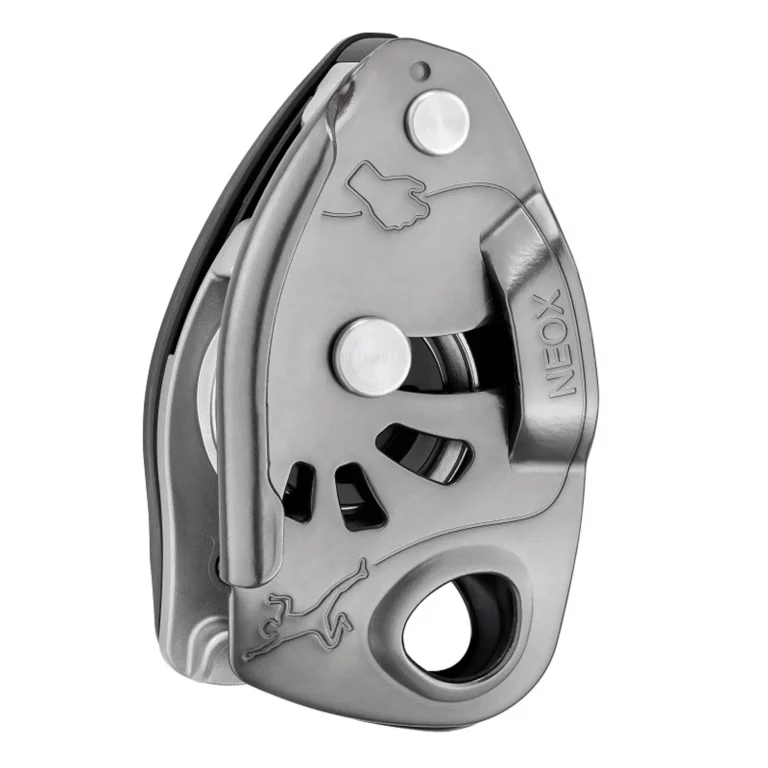 Легкий серый рюкзак Petzl для активного отдыха, идеально подходит для туризма, альпинизма и путешествий.