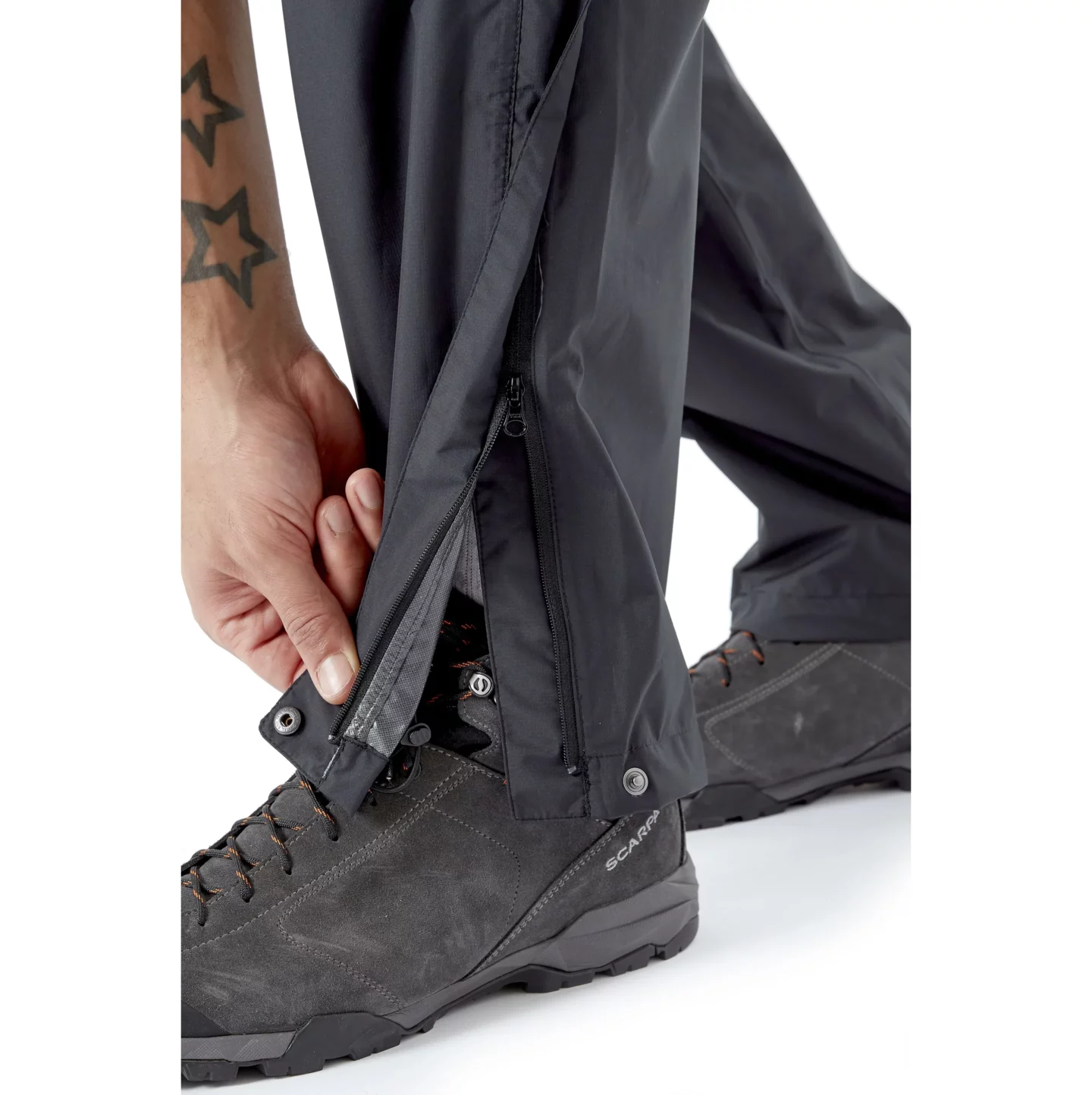 Трендовые брюки Rab Downpour Eco Mns для активного отдыха и туризма, одежда для хайкинга, походов и путешествий, часть коллекции спортивной одежды для альпинизма и outdoor активностей