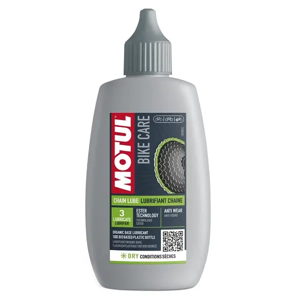 MOTUL Chain Lube Dry 100 ml Масло для цепи MOTUL Chain Lube Dry 100 мл на фоне одежды и обуви для активного отдыха, походов и путешествий в интернет-магазине спортивных товаров