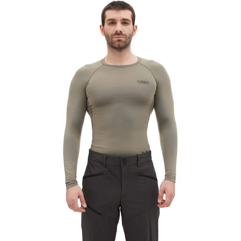 Turbat Hike Lite LS Mns tea olive Термофутболка Turbat Hike Lite LS Mns в оливковом цвете для активного отдыха, походов, путешествий, спортивной одежды и обуви для активной жизни