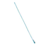 Рука держит карабин для скалолазания и трос для альпинизма на фоне туристической экипировки для активной жизни путешествий, хайкинга и альпинизма в интернет-магазине