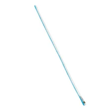 Рука держит карабин для скалолазания и трос для альпинизма на фоне туристической экипировки для активной жизни путешествий, хайкинга и альпинизма в интернет-магазине