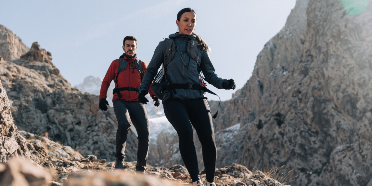 Изображение сравнение мембраны и софтшелла для активного отдыха, походов и путешествий на странице о выборе экипировки для активной жизни в спортивном интернет-магазине