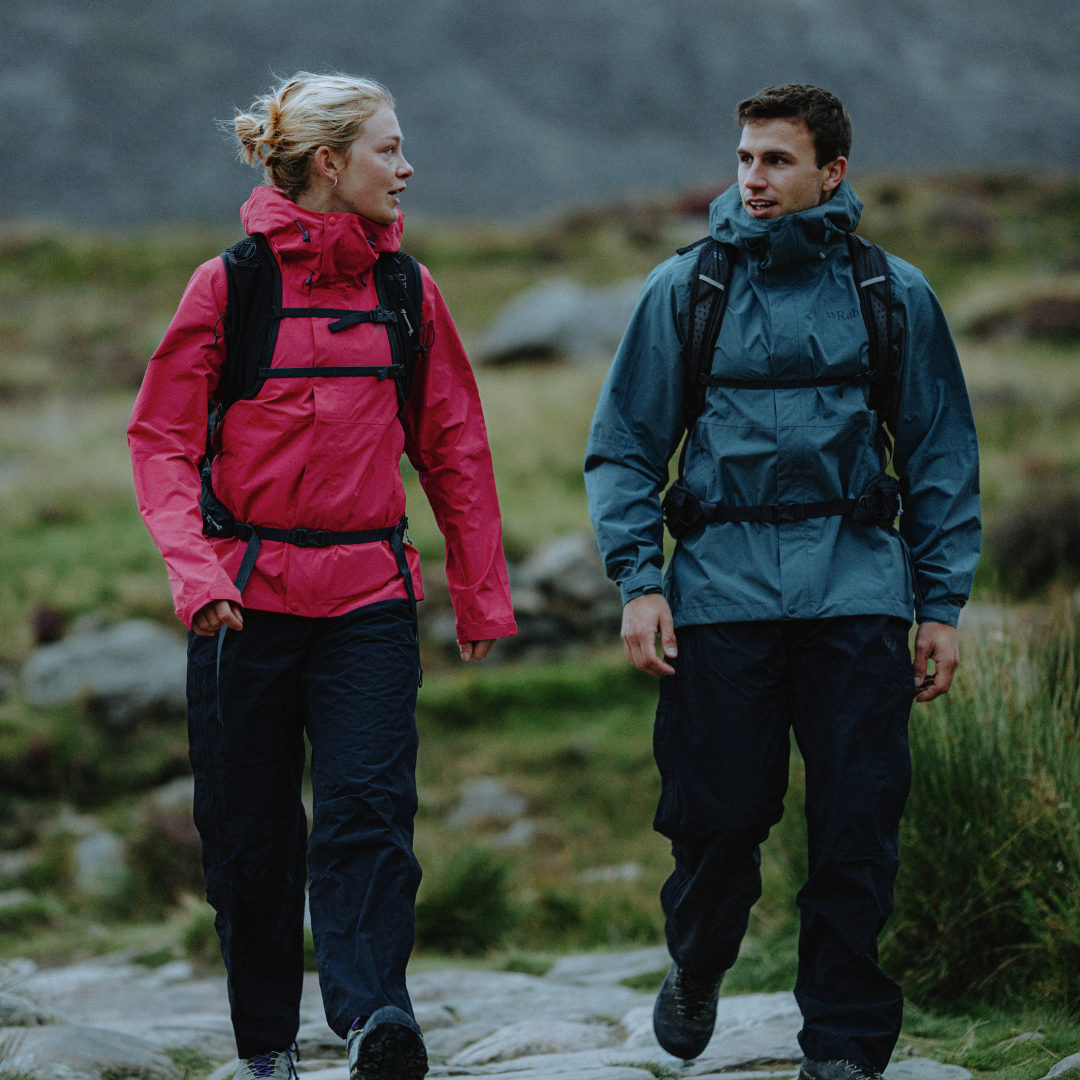 Иллюстрация сравнения мембраны и софтшелл для активного отдыха, походов и путешествий — одежда и обувь для туризма, альпинизма и outdoor активностей в интернет-магазине