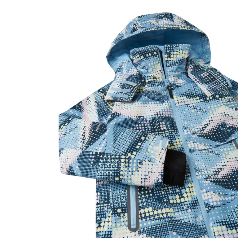 Детская фотомодель в зимней куртке Reimatec Posio JR frozen blue для активного отдыха, походов и путешествий в интернет-магазине экипировки для активной жизни