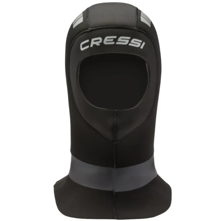 Группа активных людей с экипировкой для лазания и путешествий, спортивная одежда и обувь для активного отдыха, шлем неопреновый Cressi-Sub Orust для дайвинга, походов и горных приключений на сайте интернет-магазина активных товаров