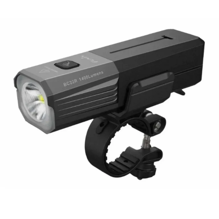 Легкий походный фонарь Fenix BC22R LED для активного отдыха, туризма, путешествий и горных походов на фоне спортивной одежды и обуви для путешествий